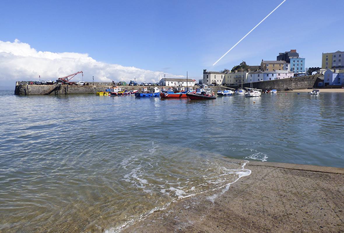 The Cabin - 4 Star Holiday Apartment - Tenby, Pembrokeshire, Wales