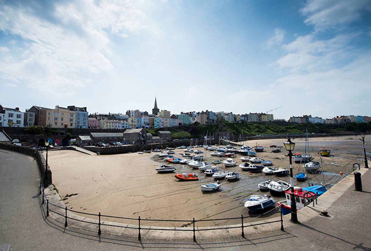 The Cabin - 4 Star Holiday Apartment - Tenby, Pembrokeshire, Wales