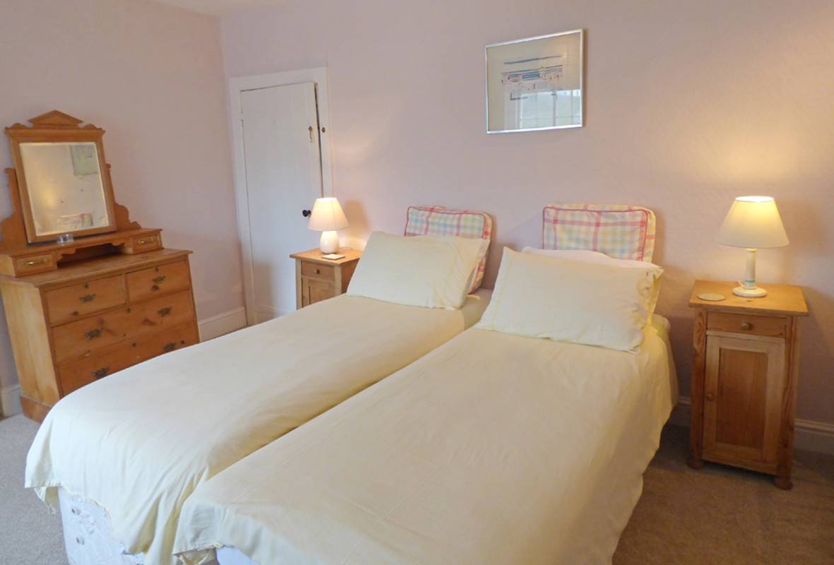 The Cabin - 4 Star Holiday Apartment - Tenby, Pembrokeshire, Wales